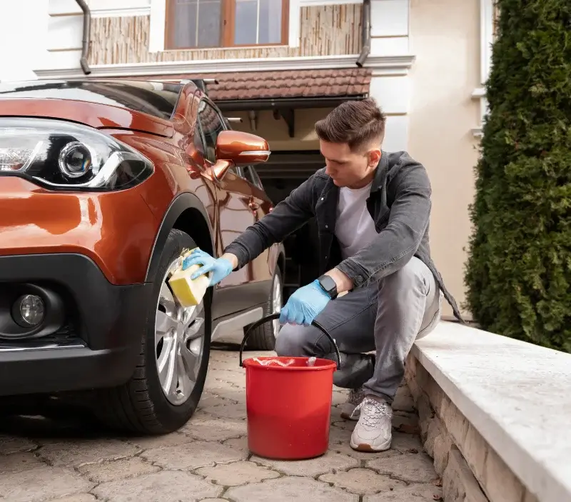 Lavage auto à domicile Eycheil : professionnel intervenant sur un véhicule